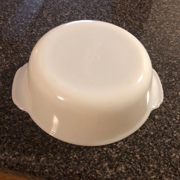 White medium size baking dish - Picture 2 of 2